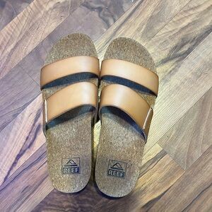 Reef sandals worn 2 times. My feet are to narrow for them.
